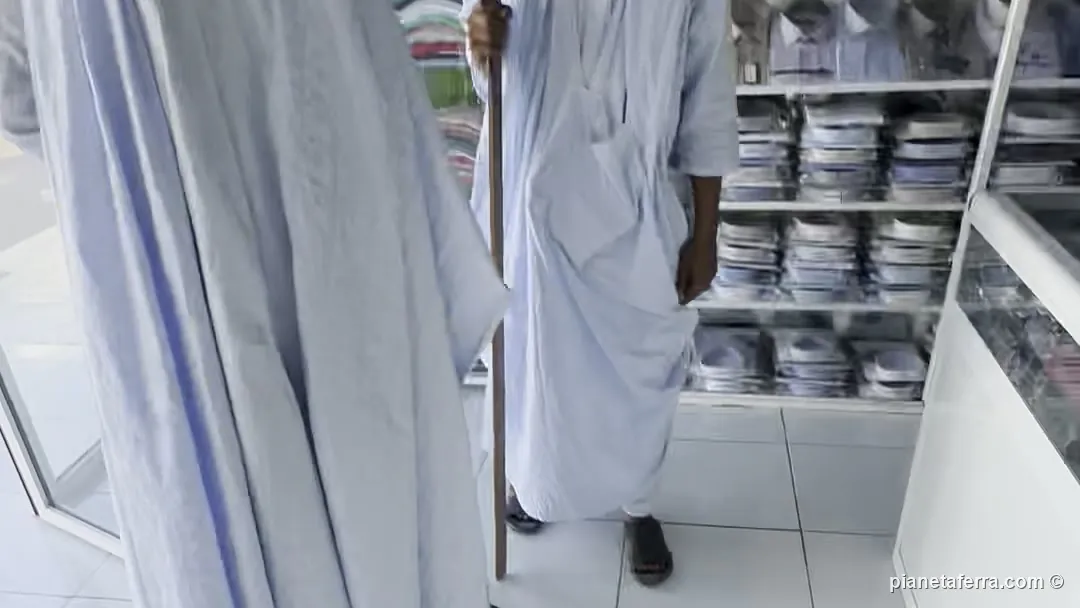 Un negozio di abiti tradizionali mauritani a Nouakchott, con Bouh