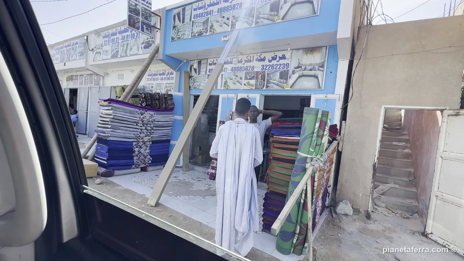 Un negozio di materassi e tappeti in una strada di Nouakchott