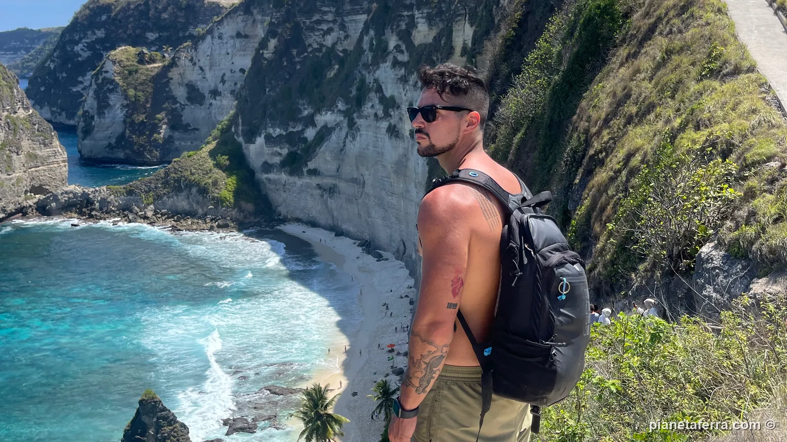 Luca sulla scogliera sopra Diamond Beach a Nusa Penida