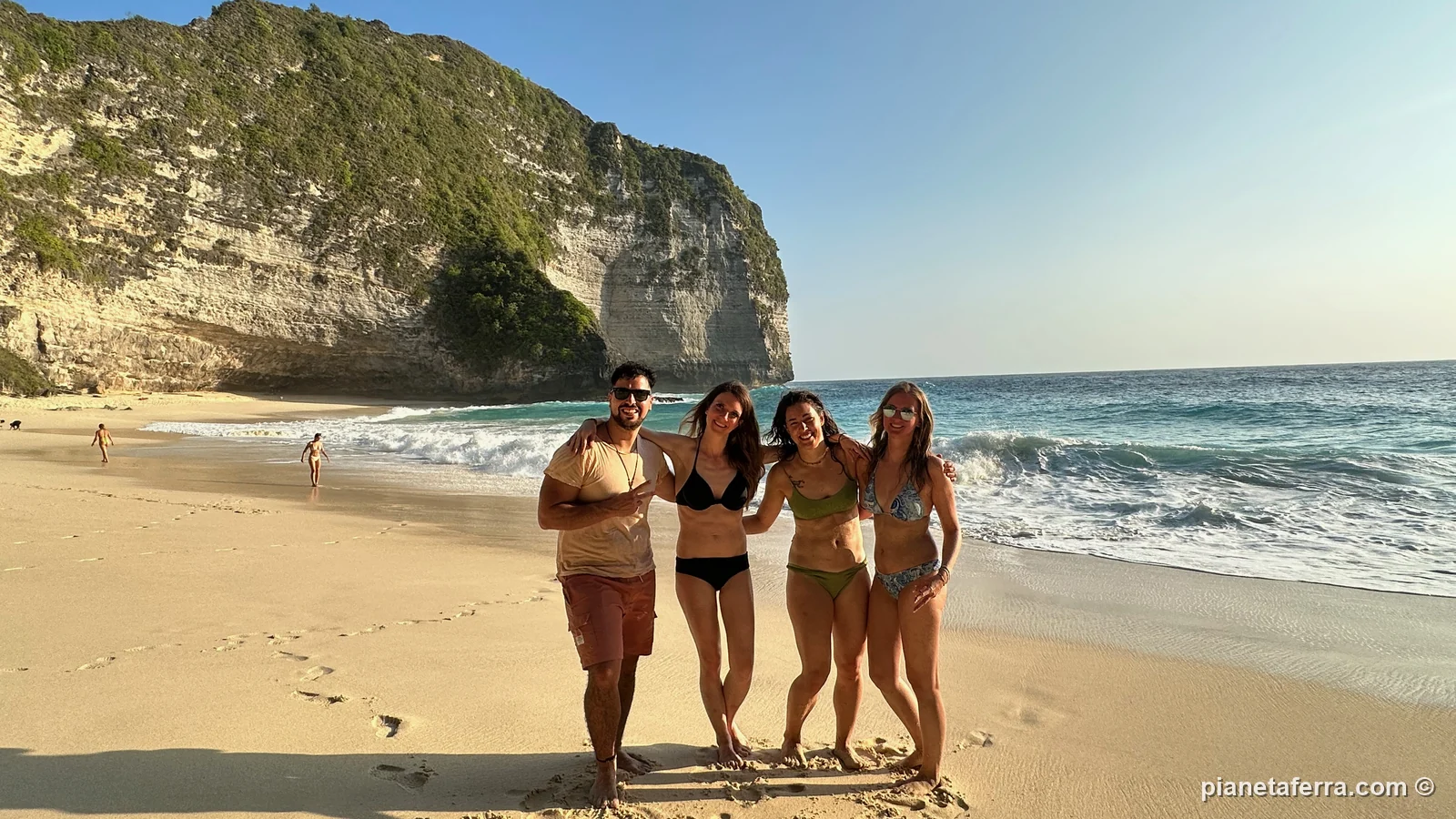 Luca con le amiche sulla spiaggia di Kelingking Beach, sotto la scogliera