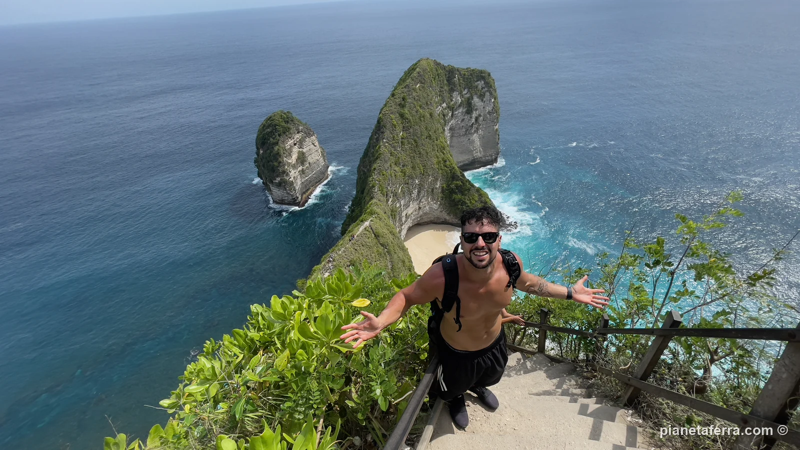 Luca sul sentiero di Kelingking Beach a Nusa Penida, nel 2022