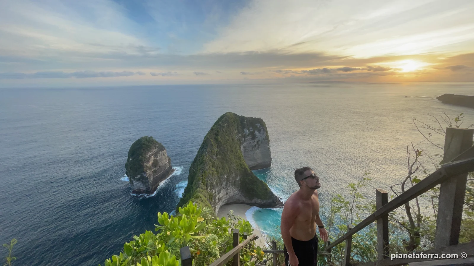 Luca sulla scalinata di Kelingking Beach a Nusa Penida al tramonto