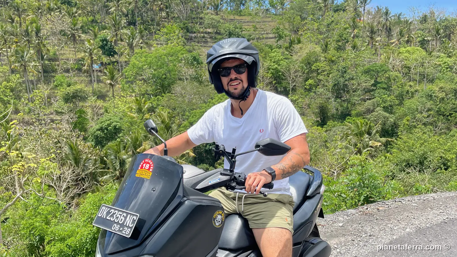 Luca sullo scooter noleggiato a Toyapakeh, lungo una strada di Nusa Penida