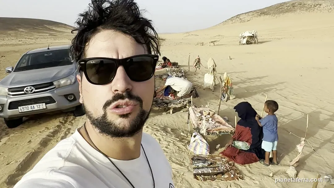 Luca dentro la struttura di Richat: intorno solo sabbia, dune basse e il fuoristrada