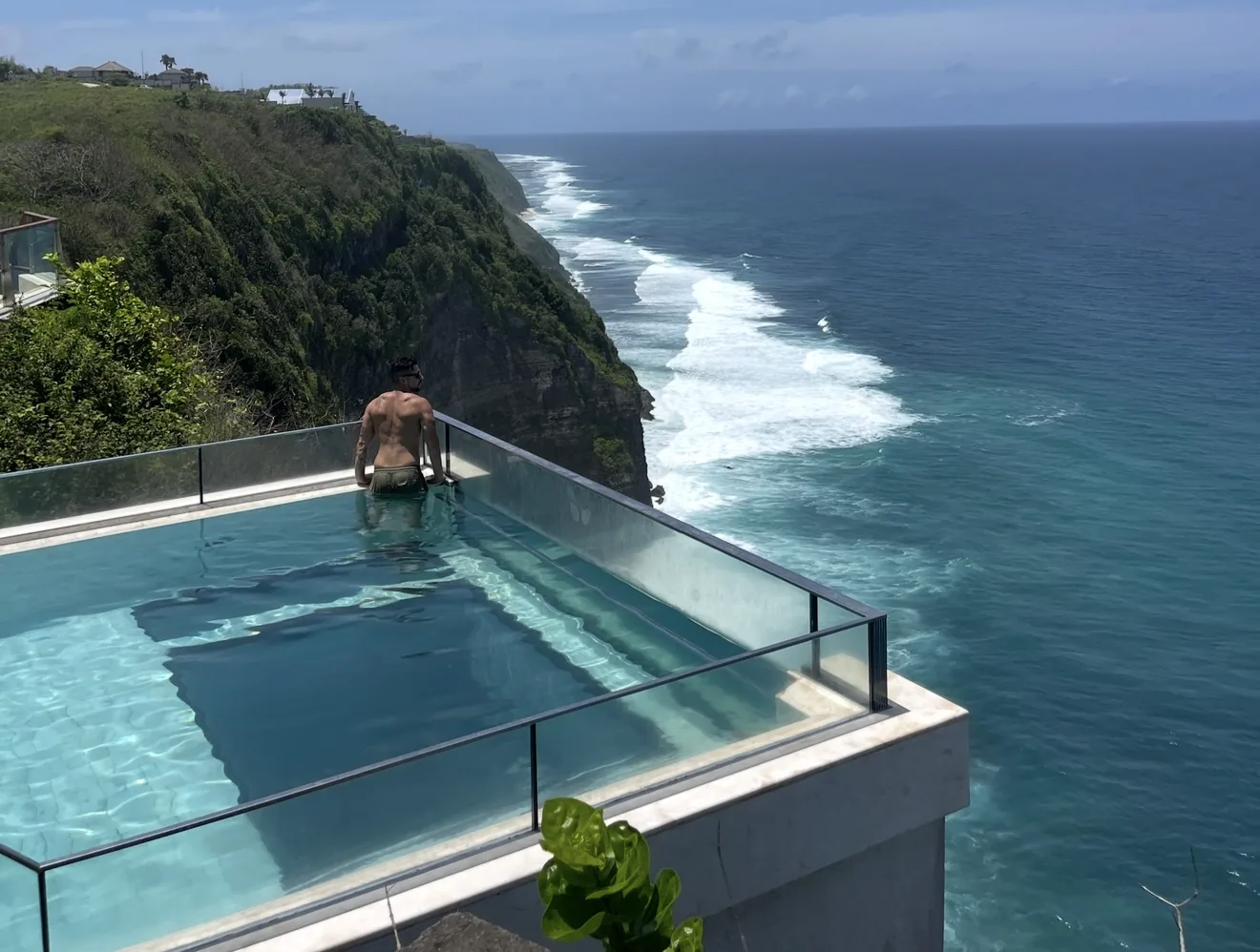 Oneeighty Day Club Bali - vista panoramica della piscina in vetro sospesa sull'oceano a Uluwatu