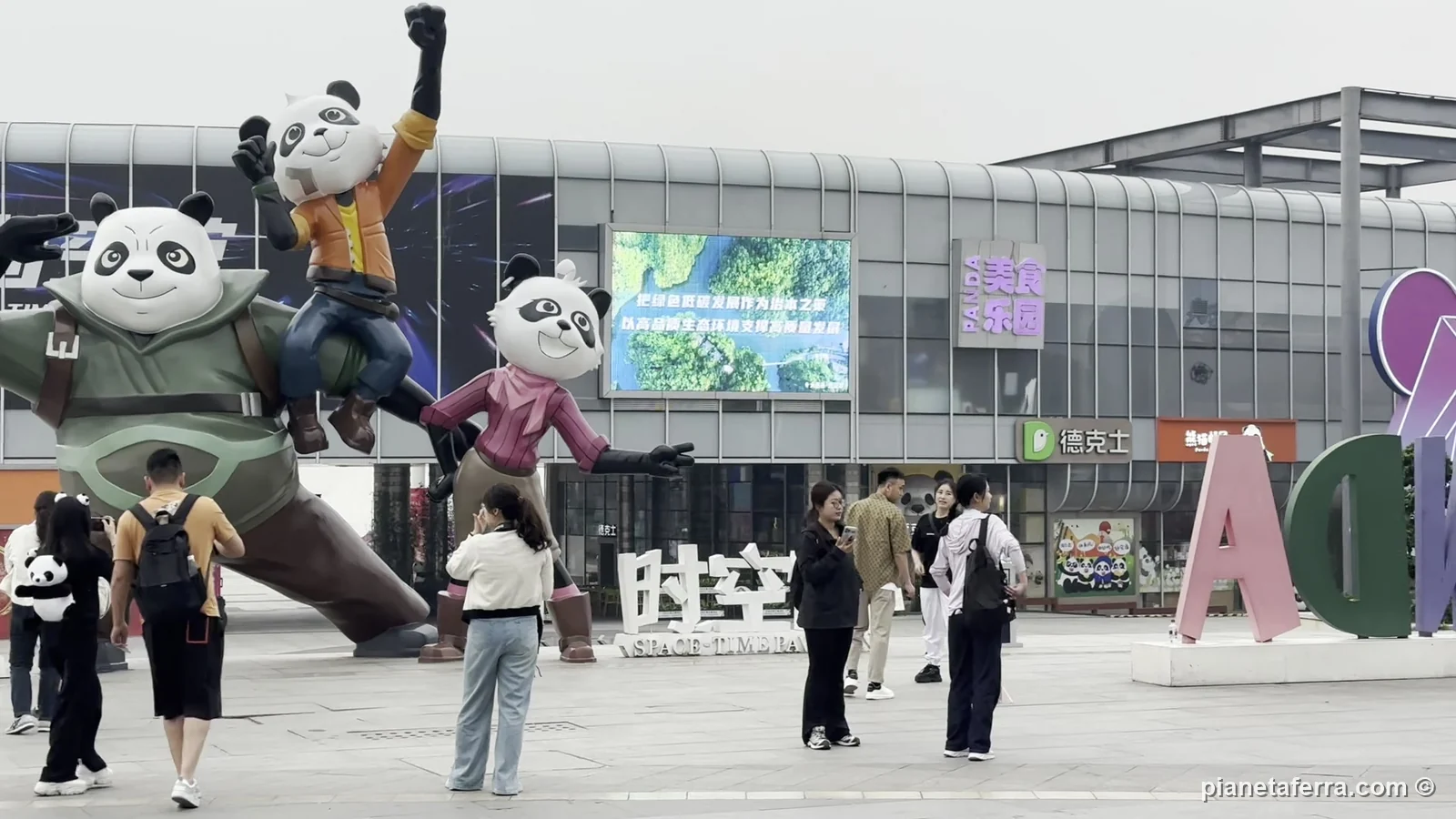 L'ingresso sud della base di ricerca dei panda giganti di Chengdu, a maggio 2024