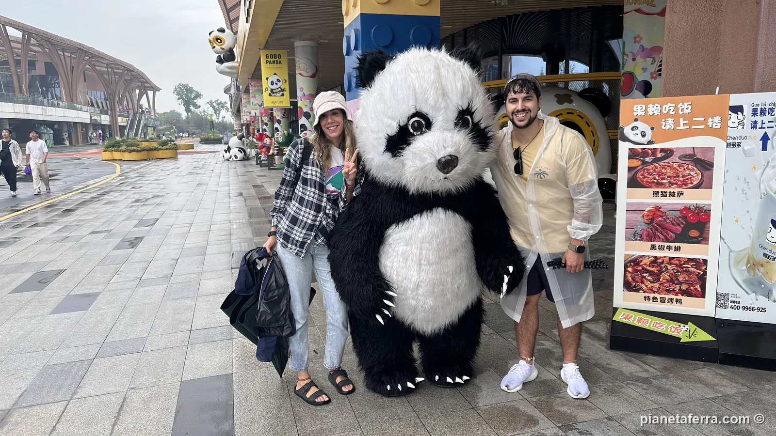 Luca e Patricia con la mascotte del panda all'uscita della base di Chengdu, a maggio 2024
