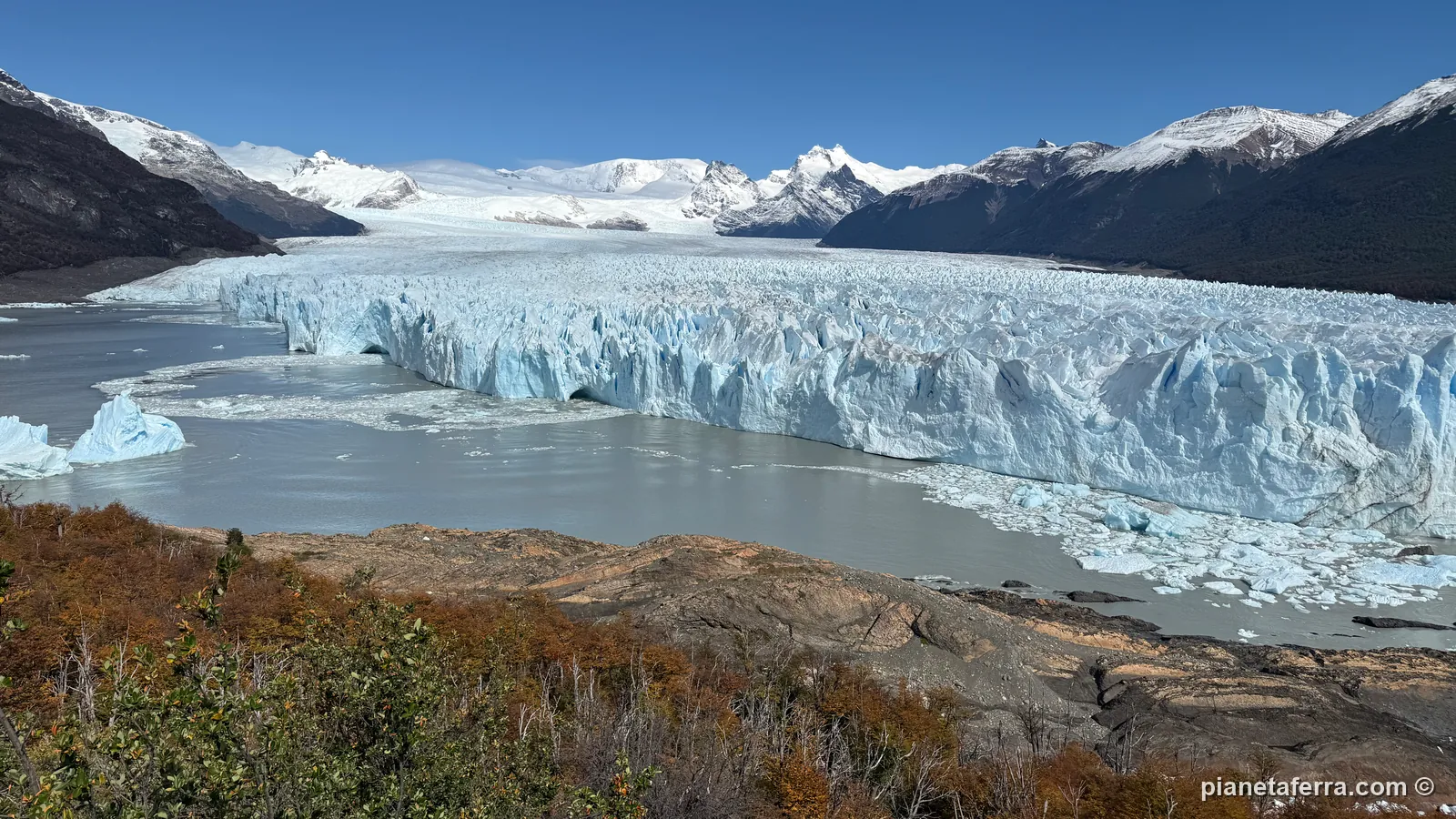 Il fronte del ghiacciaio Perito Moreno visto dall'alto delle passerelle, con il Lago Argentino e il Brazo Rico