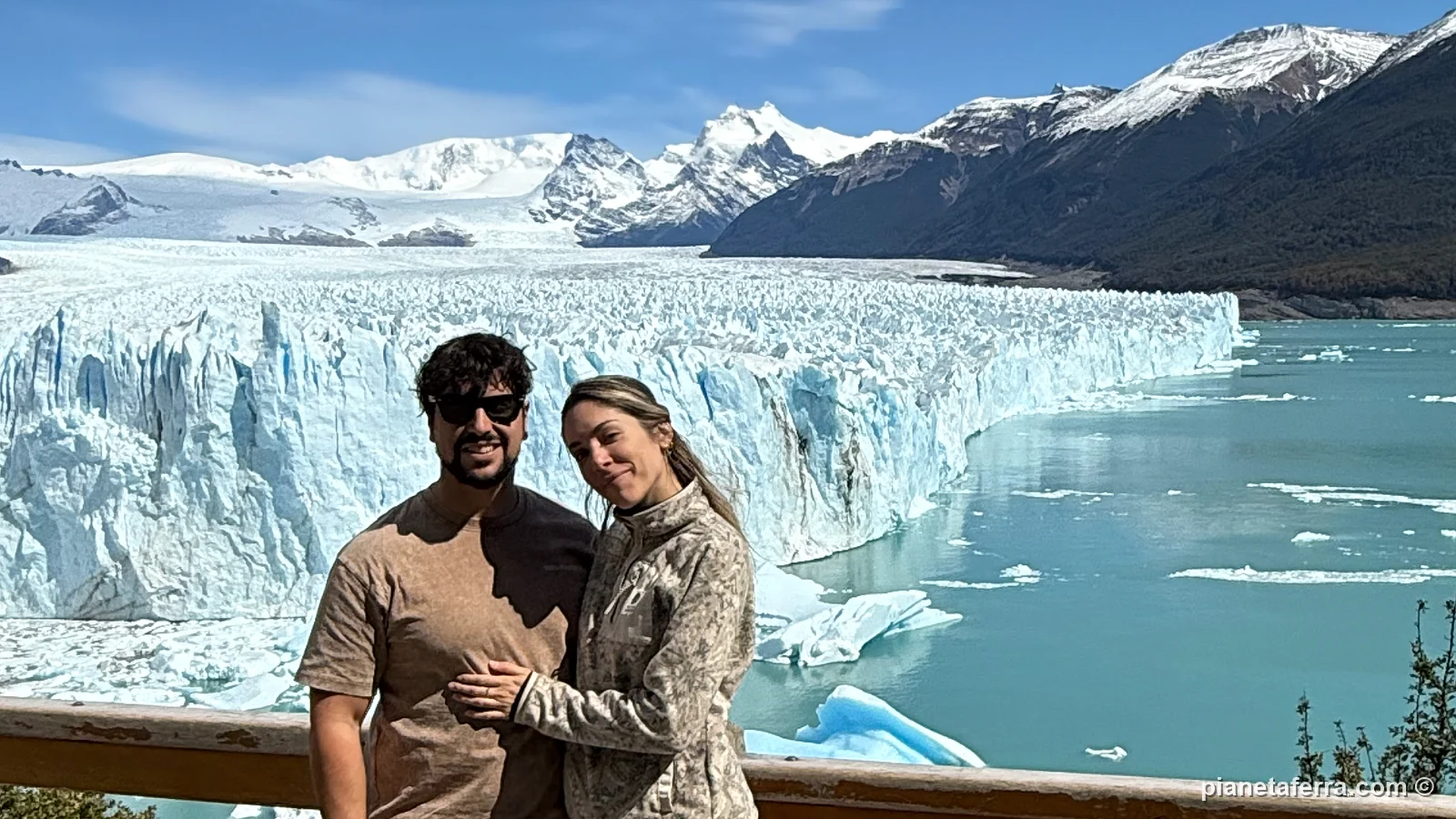 Luca e Patricia sul balcone delle passerelle davanti al fronte del Perito Moreno, a fine febbraio