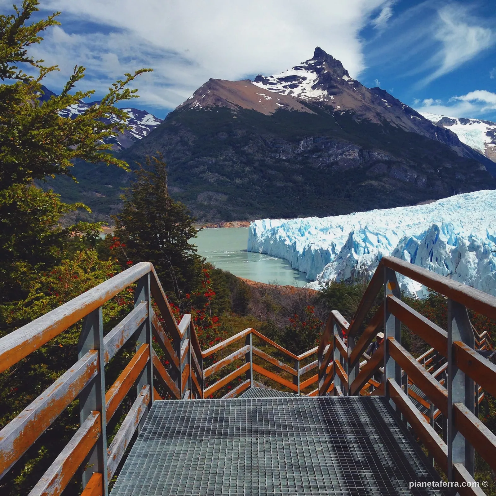 Le passerelle del Perito Moreno con il fronte del ghiacciaio sullo sfondo