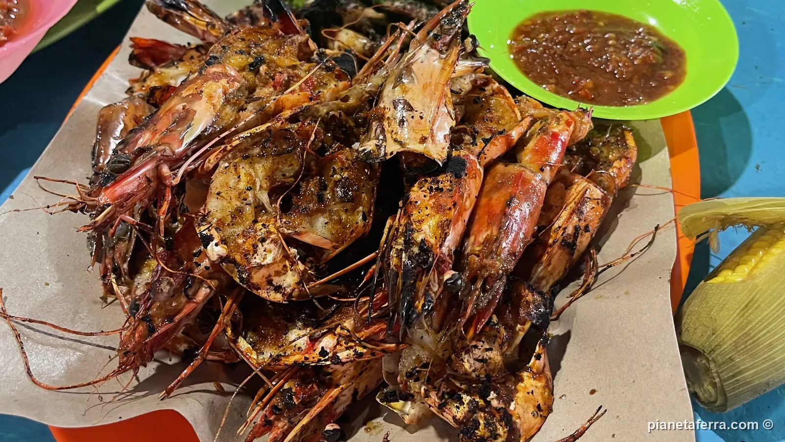 Gamberi e pesce alla griglia con sambal al mercato del pesce di Kedonganan, a Jimbaran