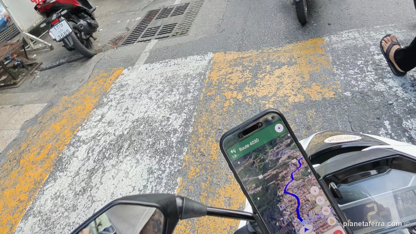 Google Maps sul telefono agganciato al manubrio dello scooter a Phuket