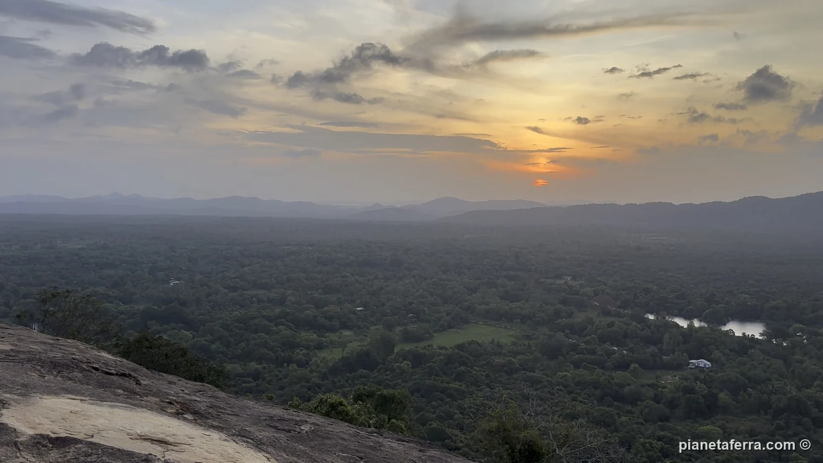 L'alba dalla cima di Pidurangala sulla giungla intorno a Sigiriya, a maggio 2024