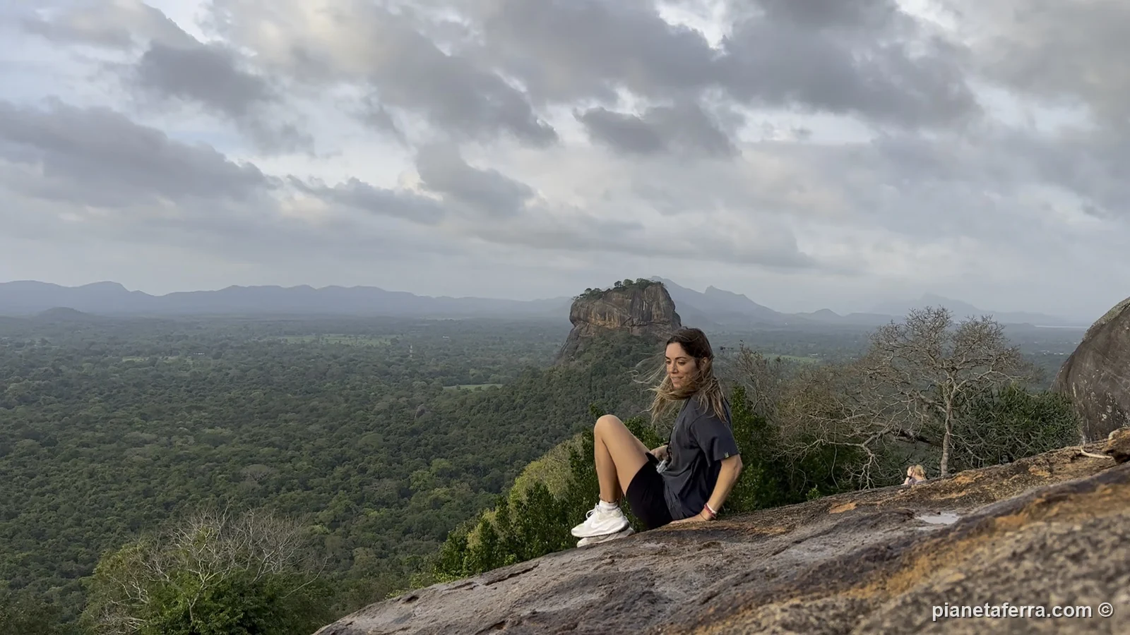 Patricia sulla cima di Pidurangala con la Lion Rock di Sigiriya alle spalle, a maggio 2024