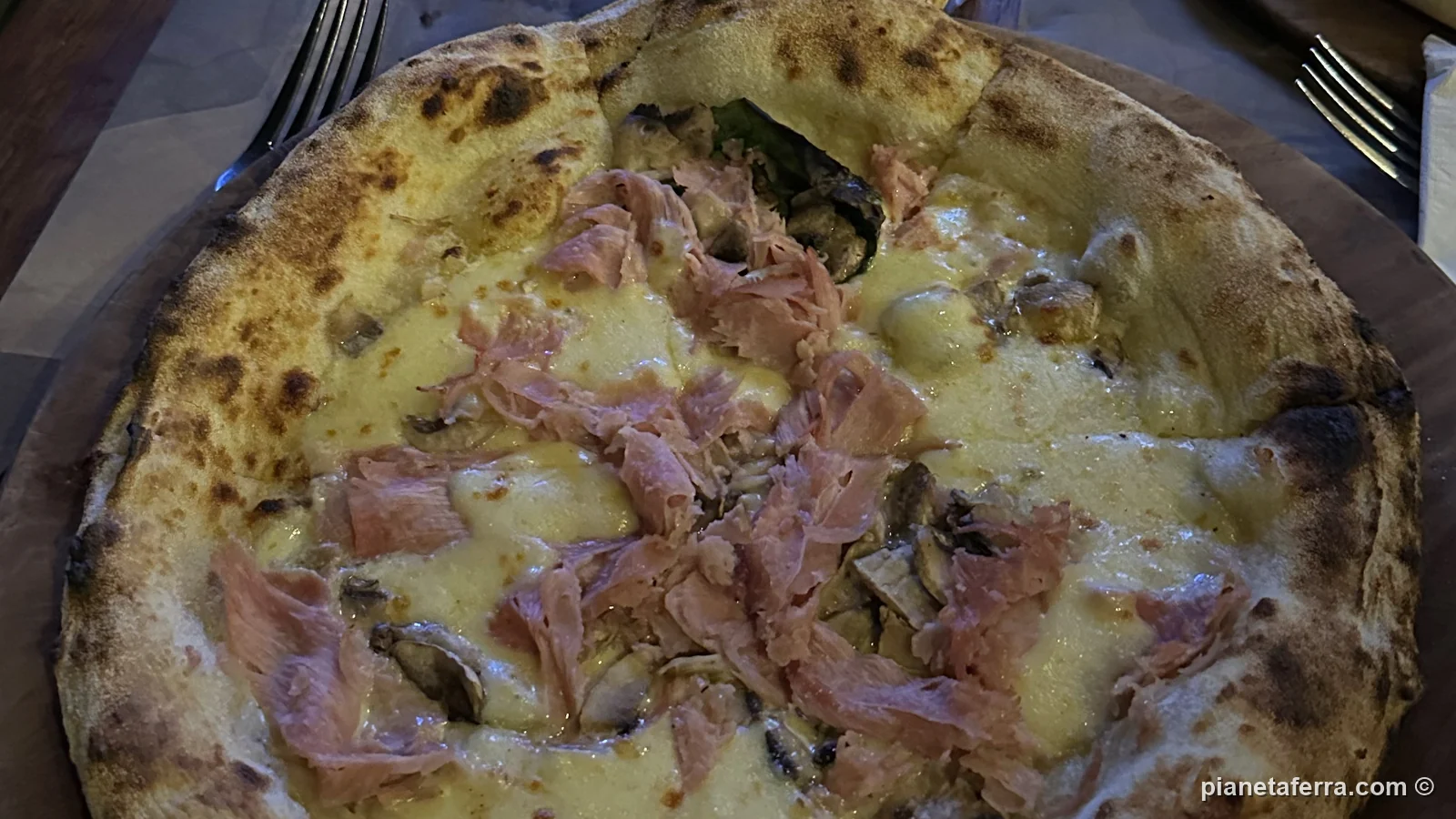 Pizza napoletana con prosciutto e funghi a L'Osteria Pizza e Cucina, a Ubud