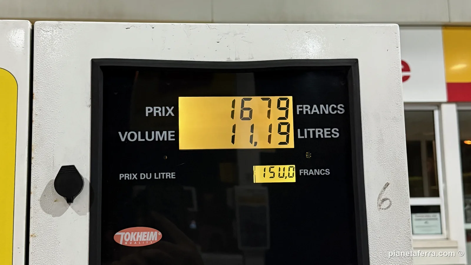 La pompa di benzina a Tahiti: 11,19 litri per 1.679 franchi, a 150 franchi al litro