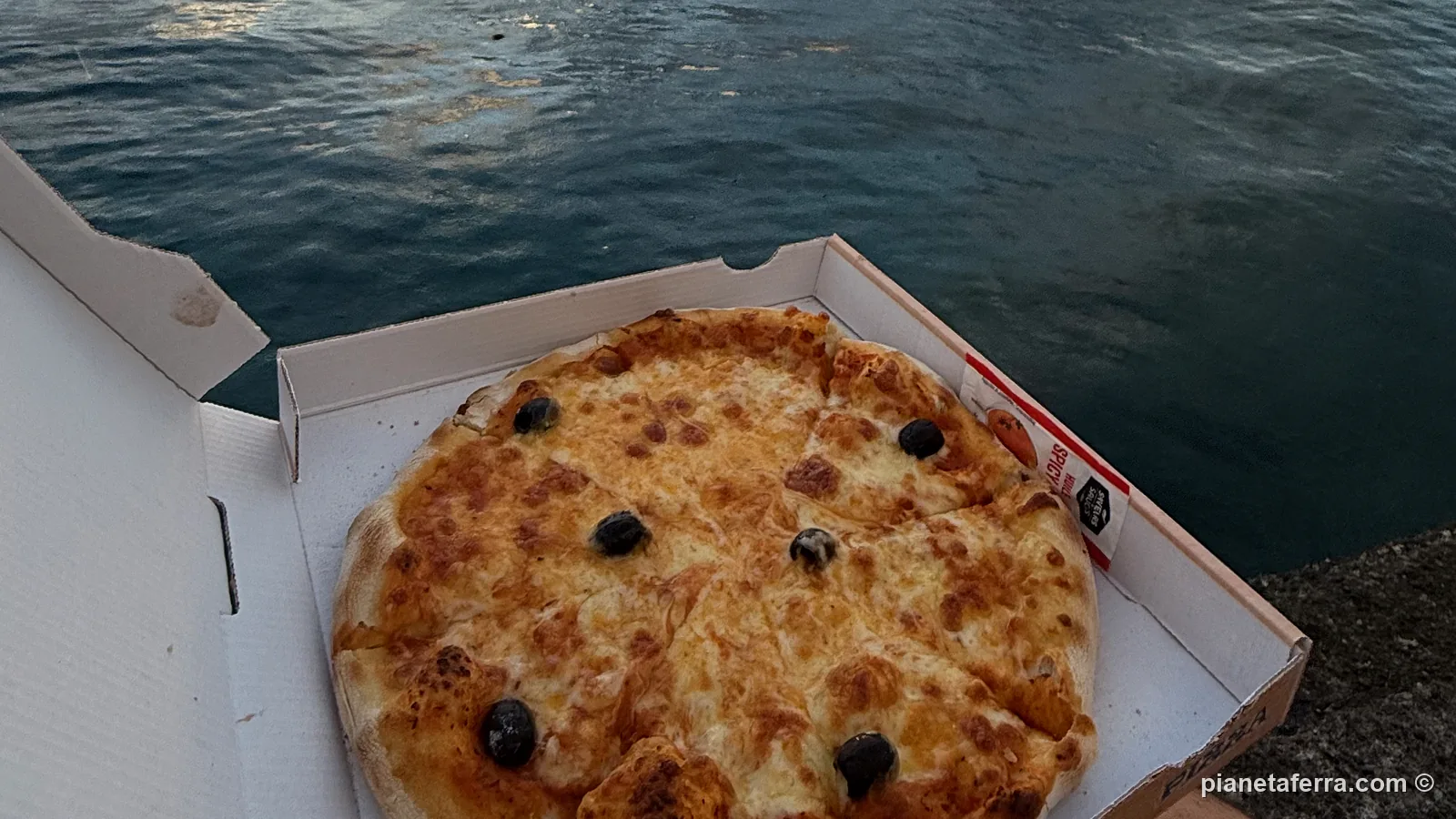 Una pizza del food truck mangiata davanti al mare al tramonto, a Tahiti Iti