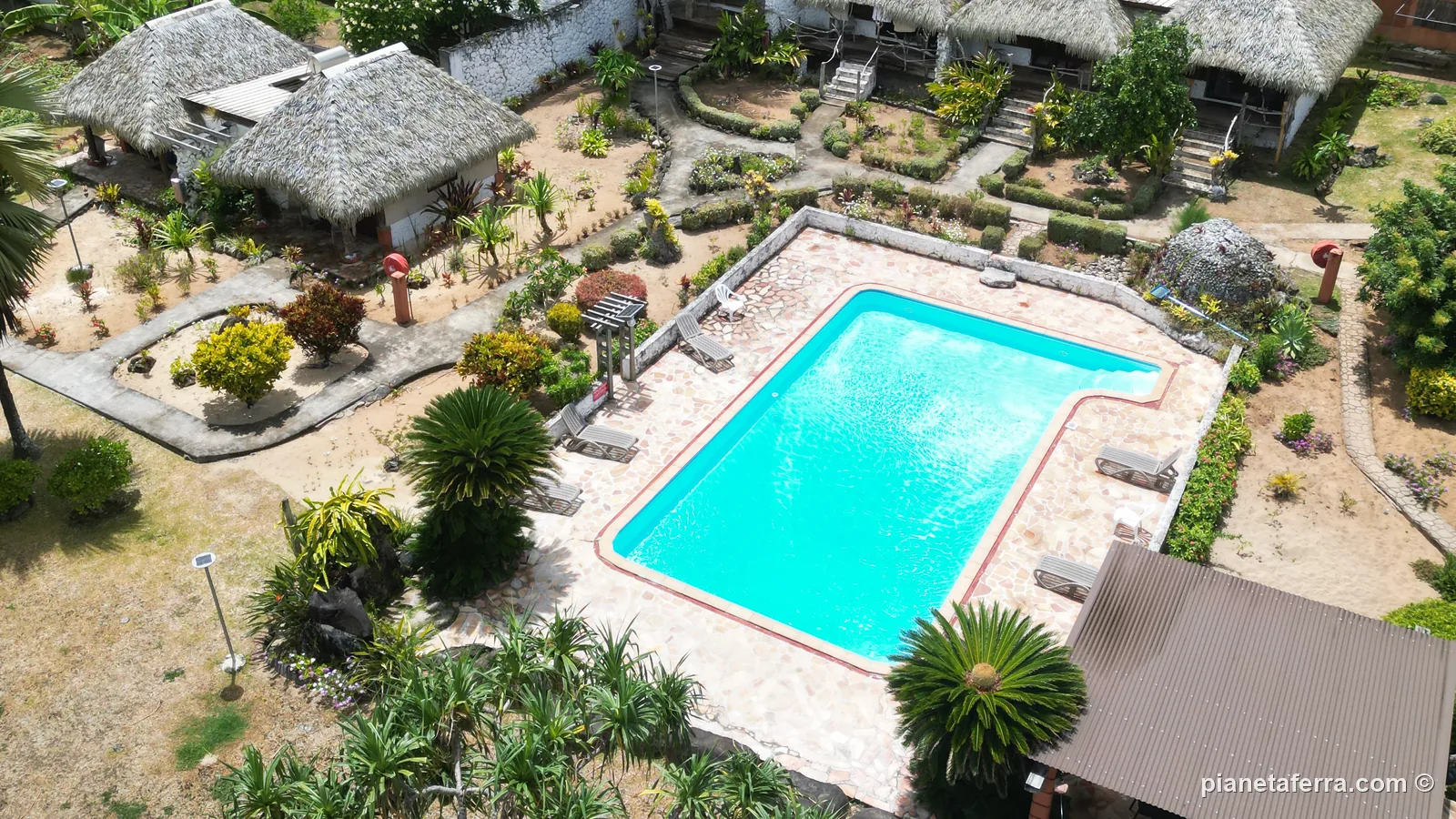 La piscina e i bungalow con il tetto di foglie del Vaitumu Village, la pensione dove ho dormito a Rurutu, visti dal drone