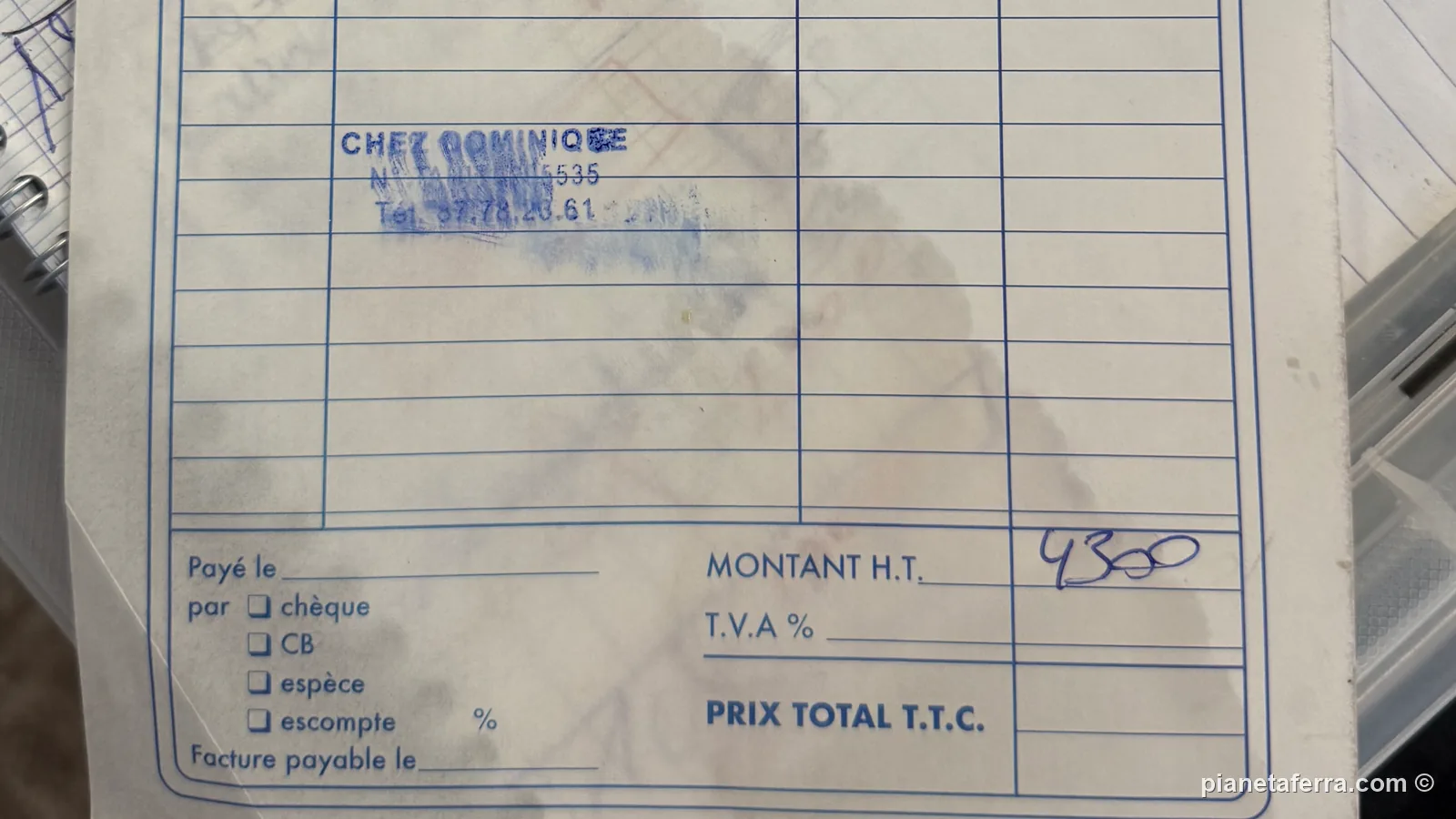 Lo scontrino della roulotte Chez Dominique a Papeete: 4.300 franchi per due piatti