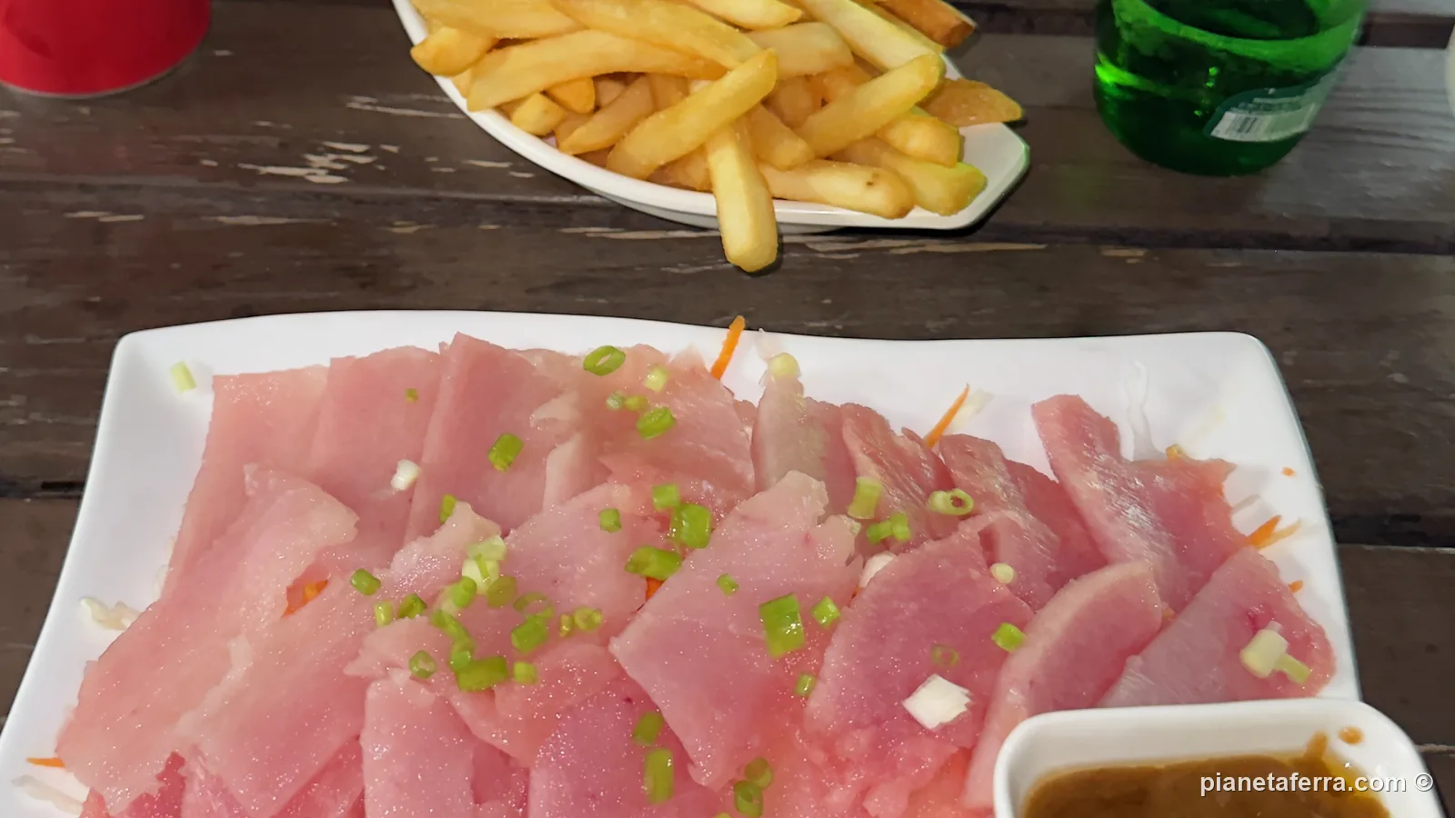 Un piatto di tonno crudo con le patatine a cena al Moorea Golf Lodge
