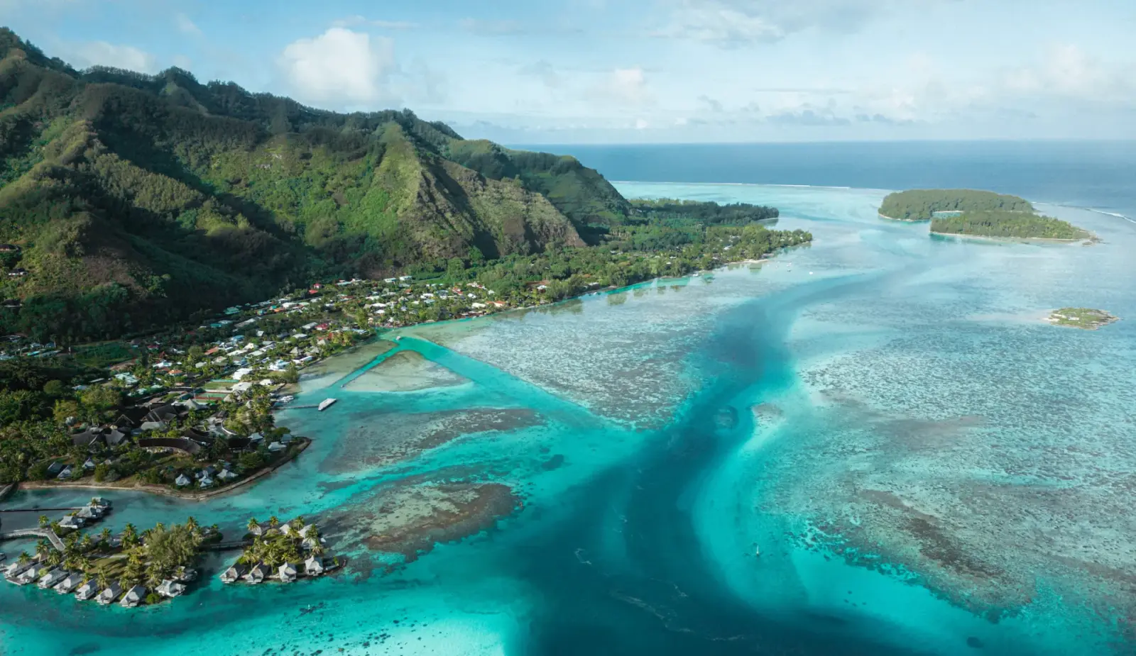 Vista aerea della laguna di Moorea con le sue baie spettacolari