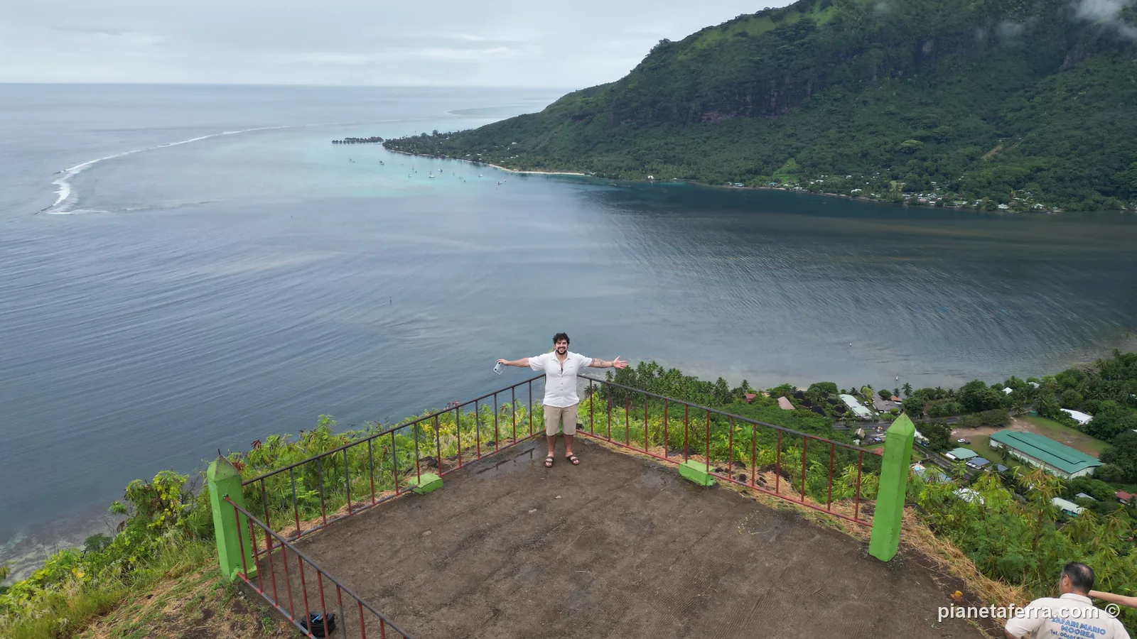 Luca sulla Magic Mountain di Moorea con la baia di Opunohu e la barriera corallina sullo sfondo, vista dal drone