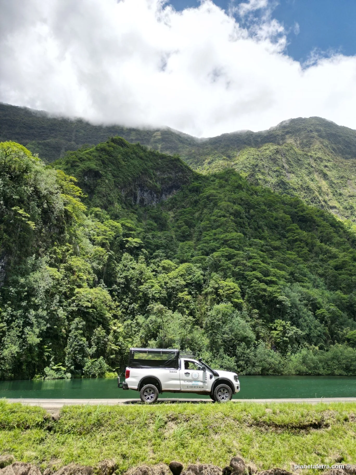 Jeep 4x4 nella selvaggia Papenoo Valley a Tahiti