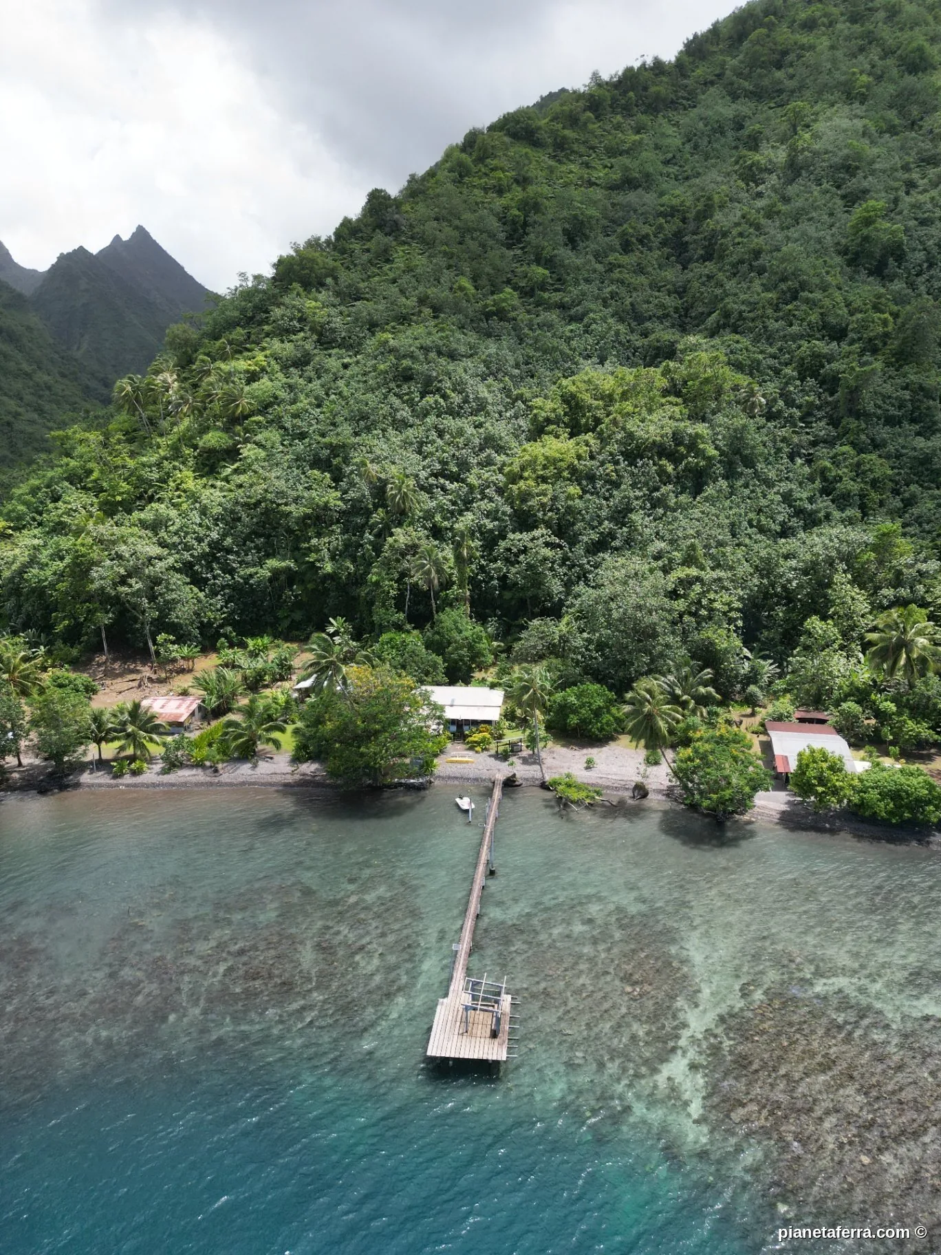 Vista aerea di Tahiti Iti con il suo pontile