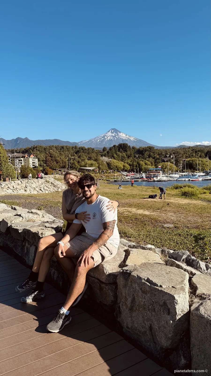 Il lungolago di Pucón con il vulcano Villarrica sullo sfondo