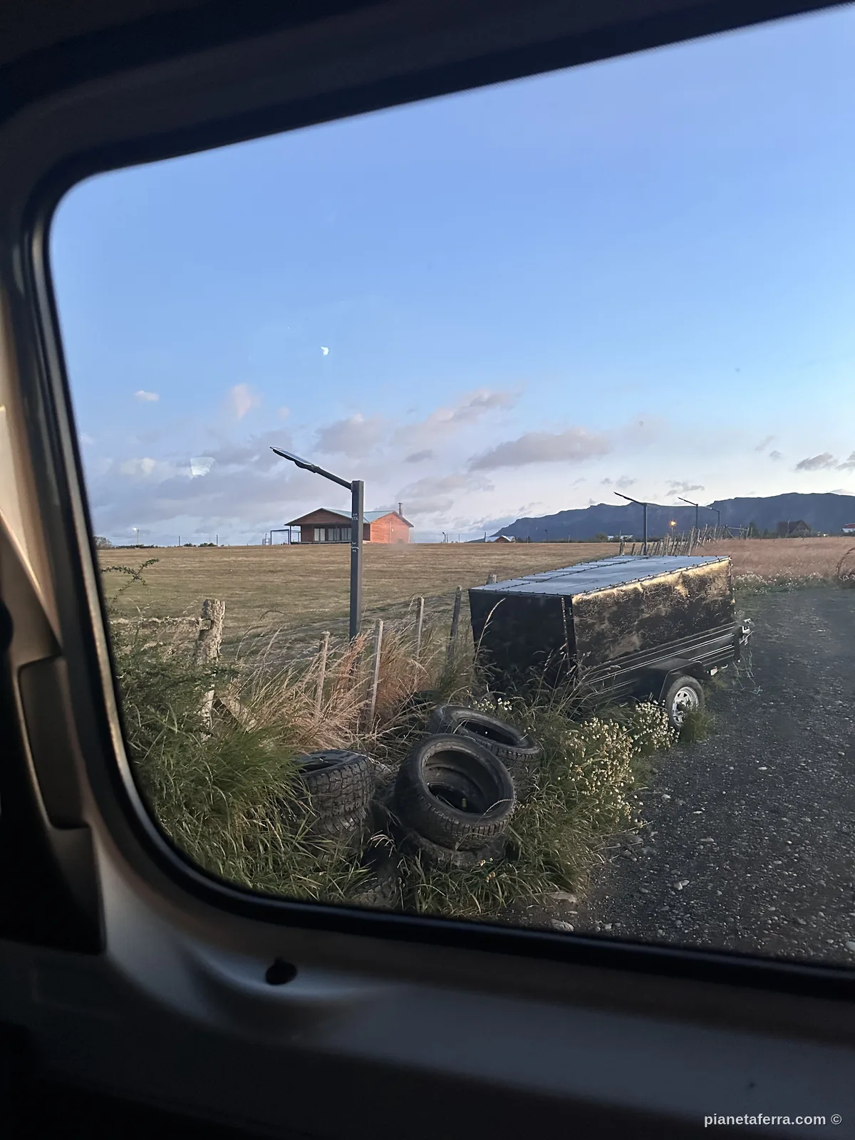 La campagna intorno a Puerto Natales vista dal finestrino