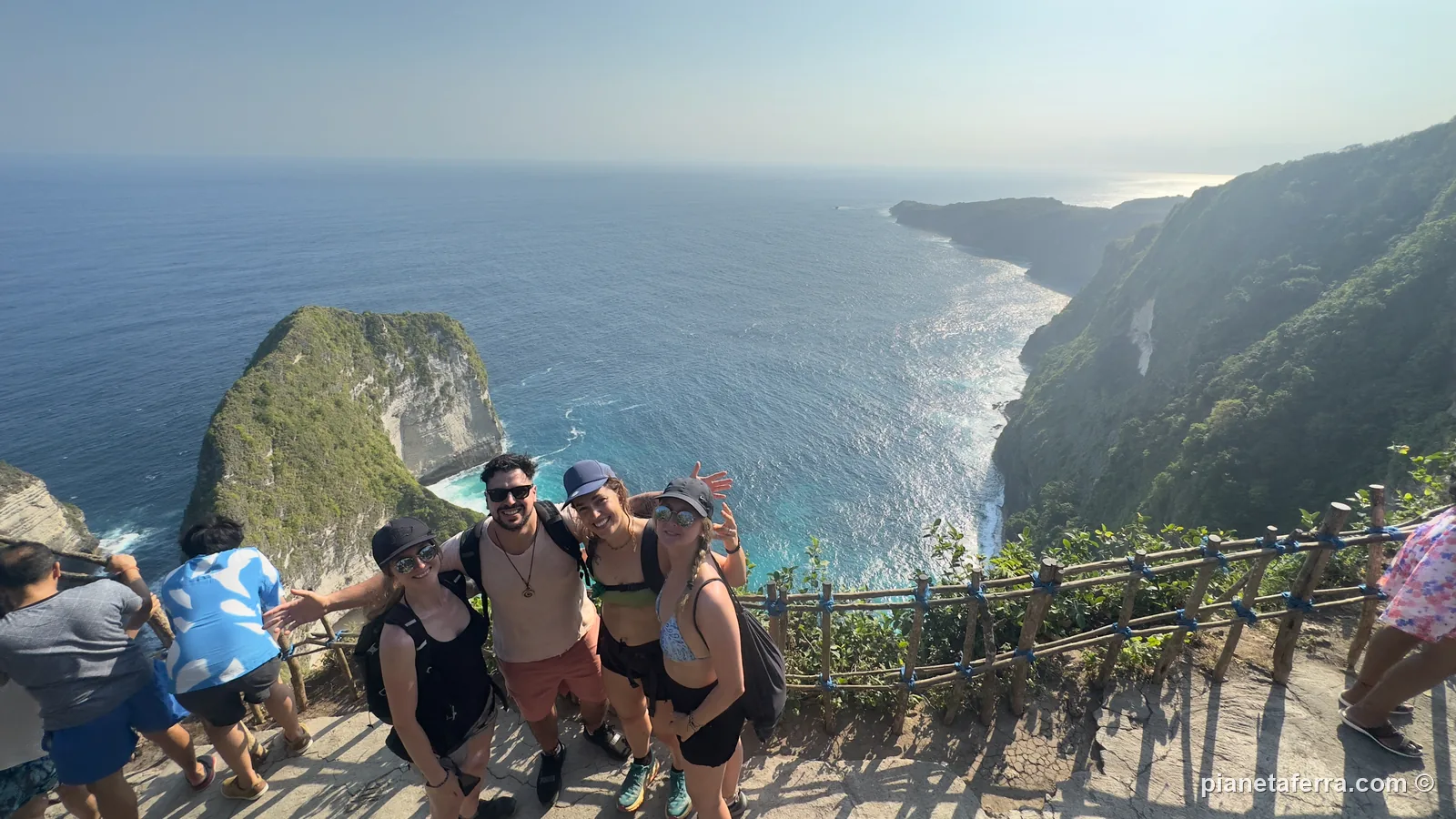 Luca e altri viaggiatori al belvedere di Kelingking, a Nusa Penida, a luglio, nella stagione secca
