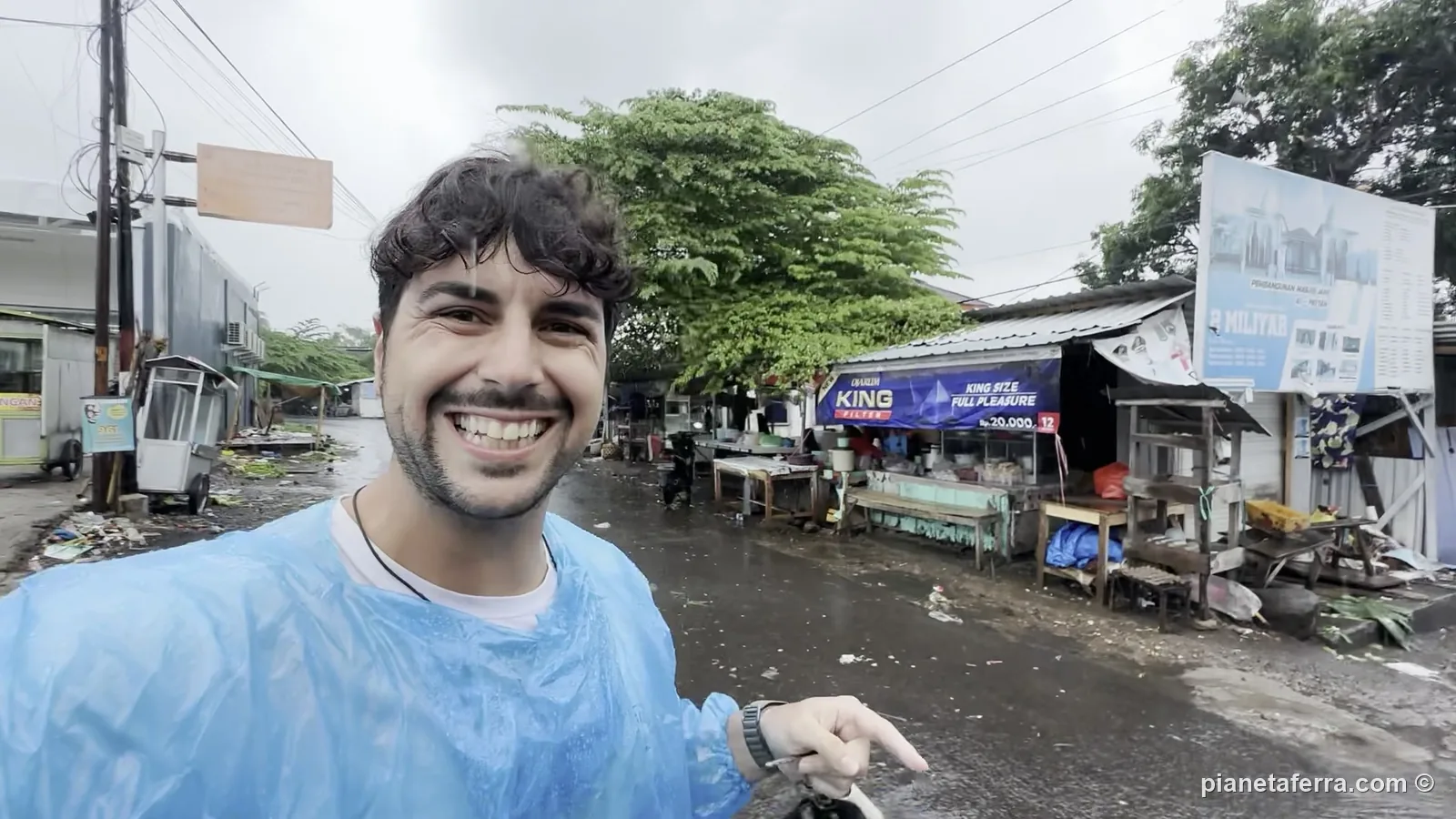 Luca con il poncho sotto la pioggia nel nord di Lombok, a febbraio, nella stagione delle piogge