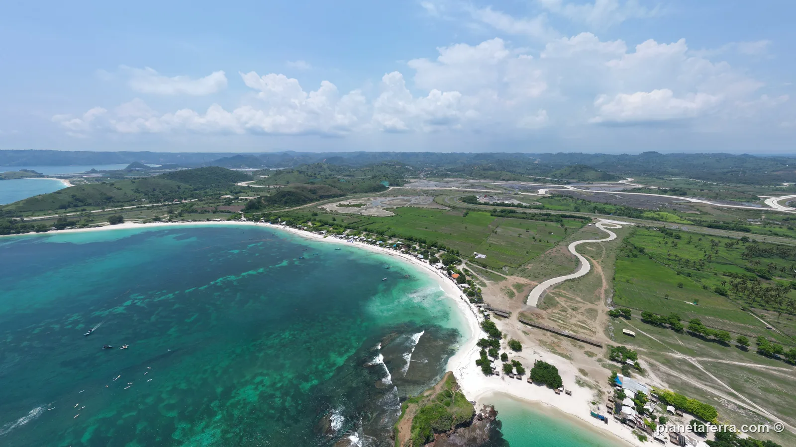 La costa sud di Lombok vista dal drone a febbraio, in una giornata di sole nella stagione delle piogge