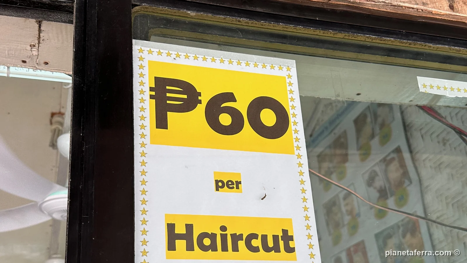 Il cartello di un barbiere a Siquijor: taglio di capelli a 60 pesos, nel 2023