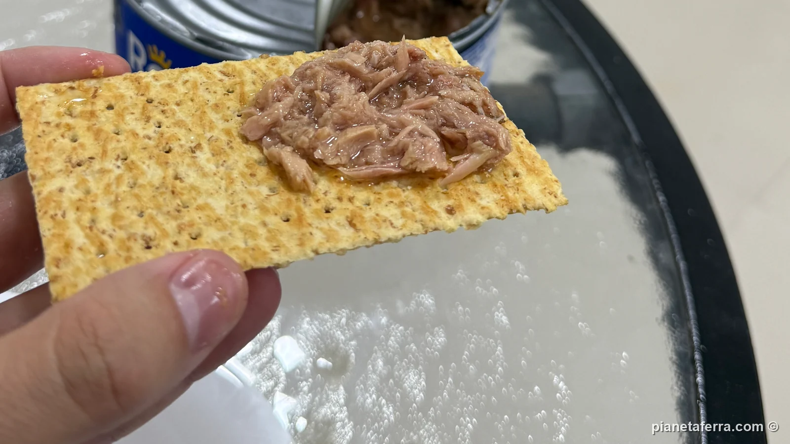 Crackers e tonno in scatola per cena nell'appartamento di San Cristóbal, nel 2025