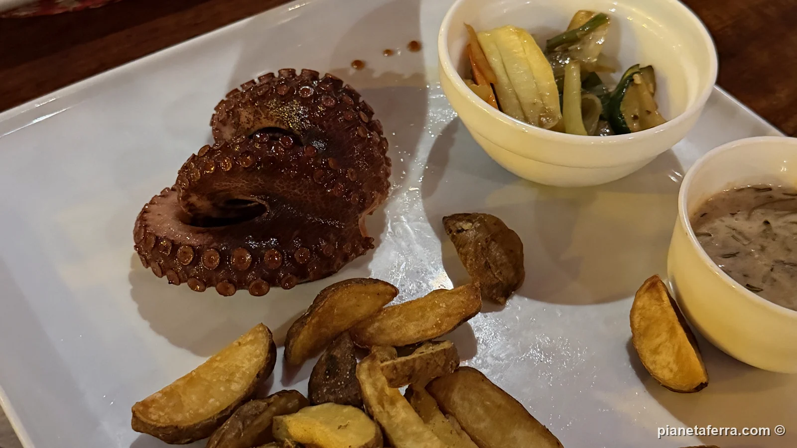 Polpo alla griglia con patate in un ristorante di Isabela, nel 2026