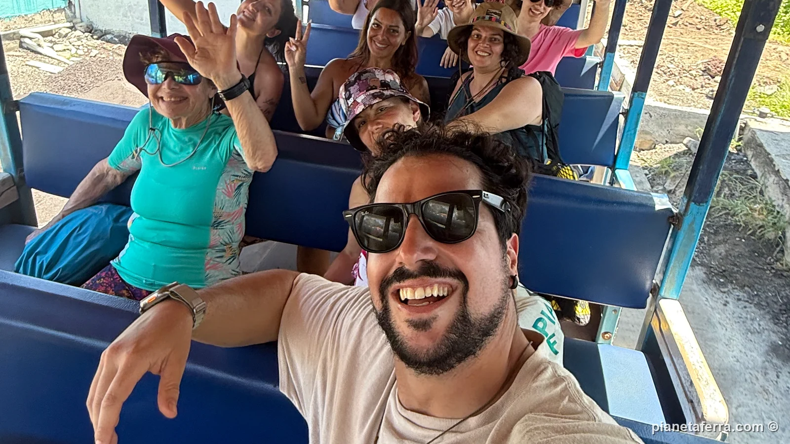 Luca con il gruppo sulla chiva, il bus aperto di Isabela, nel 2026