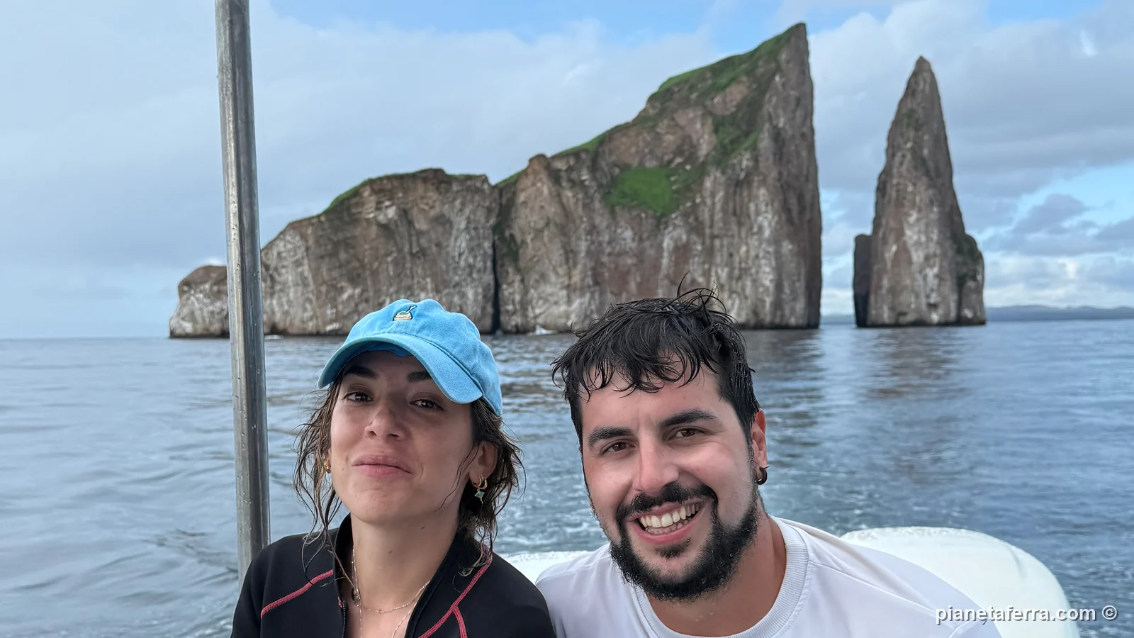 Luca e Patricia in barca davanti a Kicker Rock, a San Cristóbal, nel 2025