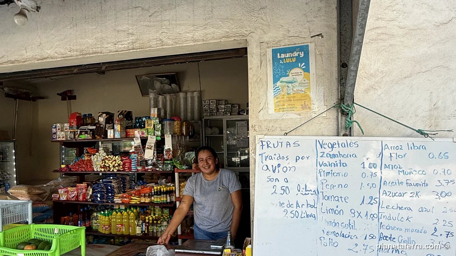 Un negozio di alimentari di Isabela con la lavagna dei prezzi della frutta arrivata in aereo, nel 2026