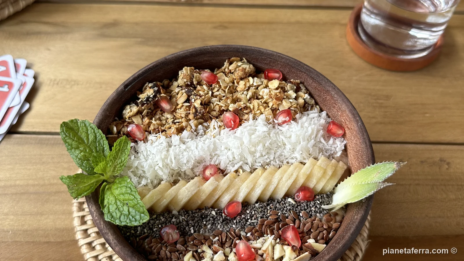 Una smoothie bowl a colazione in un locale di Arugam Bay, a giugno 2024