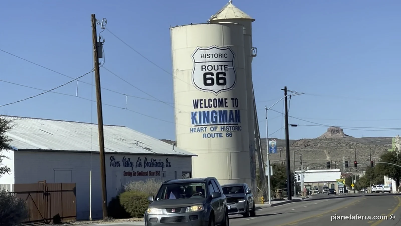 La cisterna dell'acqua con lo scudo della Route 66 a Kingman, a febbraio 2022