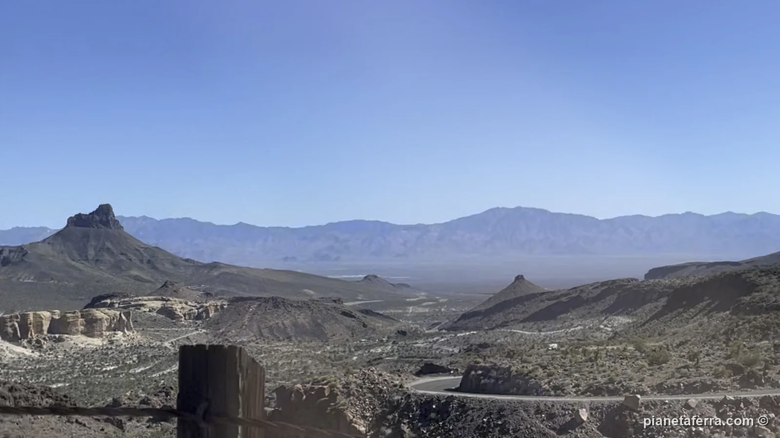 La vecchia Route 66 che scende tra le montagne verso Oatman, a febbraio 2022
