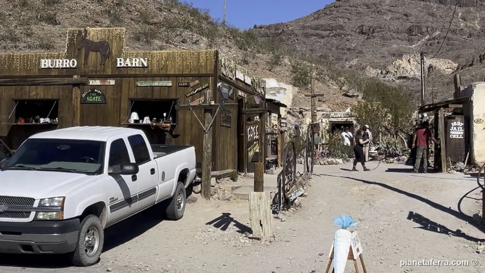La via principale di Oatman con le case di legno e i negozi, a febbraio 2022