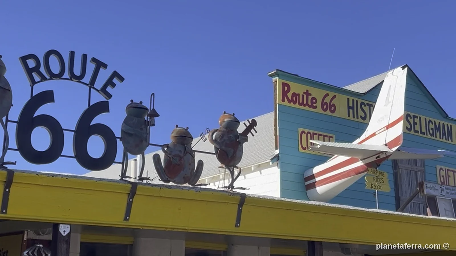 Le insegne della Route 66 sui tetti di Seligman, a febbraio 2022