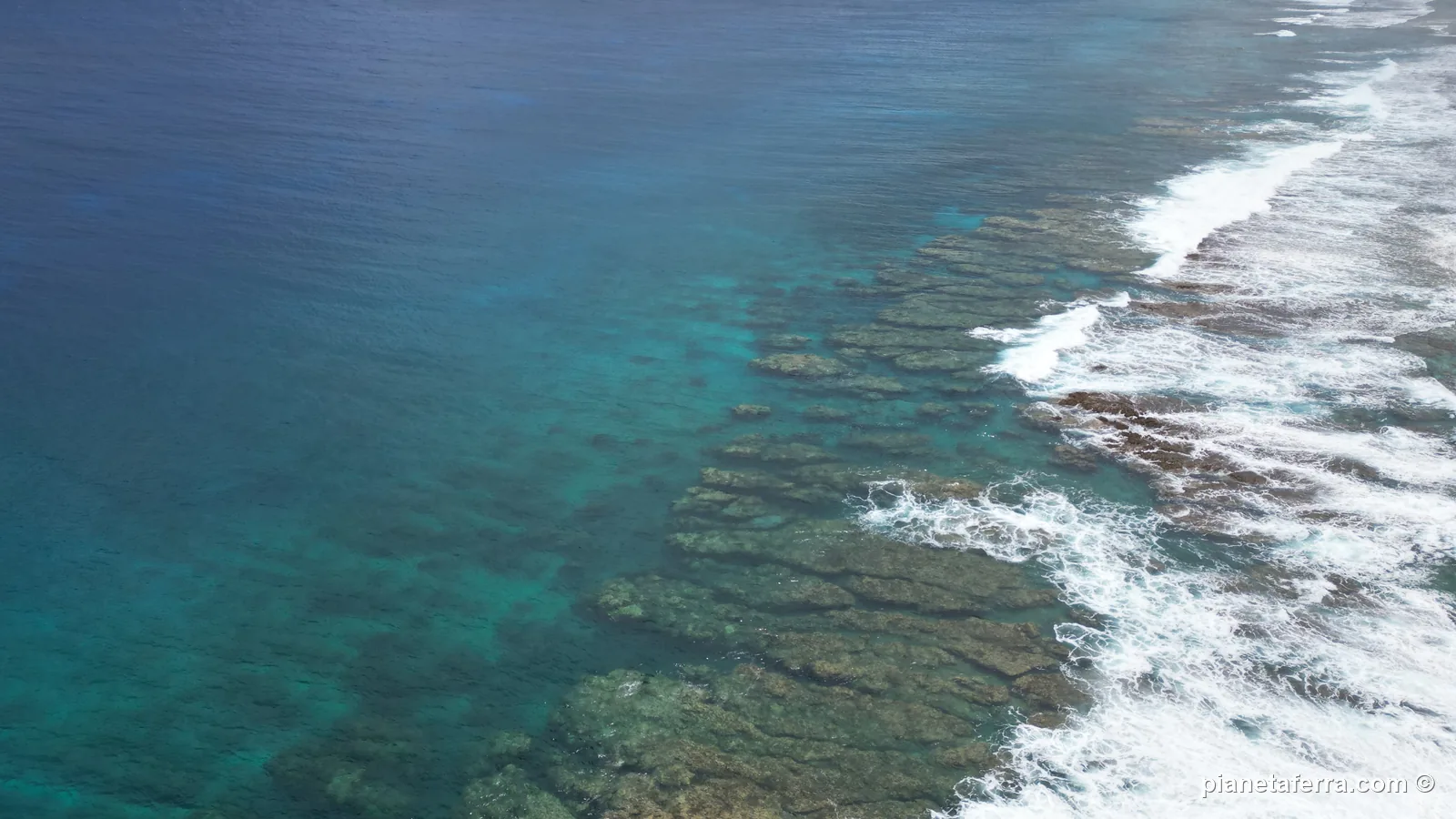 Le onde che si rompono sulla barriera corallina di Rurutu, viste dal drone