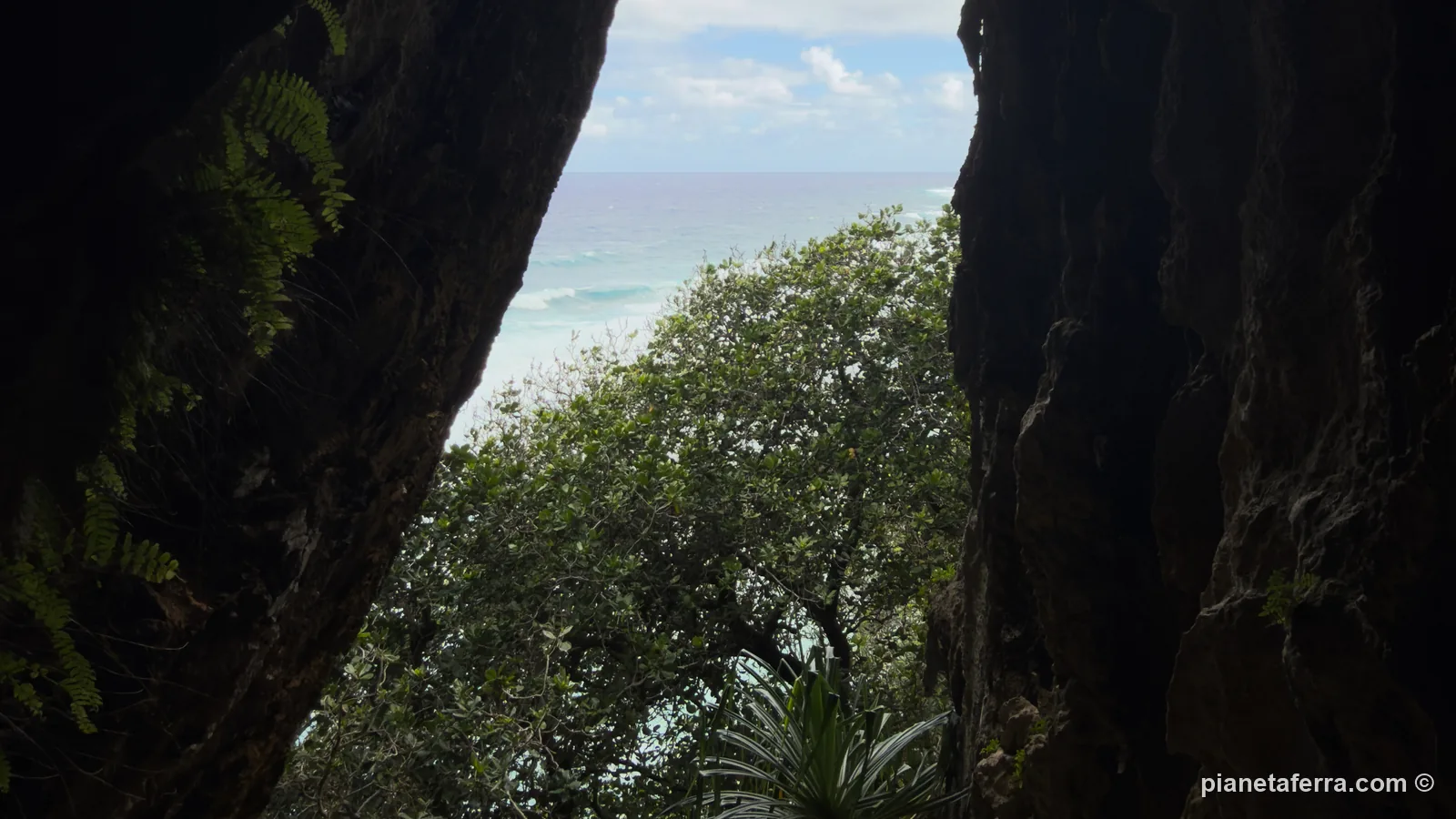La vista sul mare dall'interno di una grotta nelle scogliere di Rurutu, durante il trekking