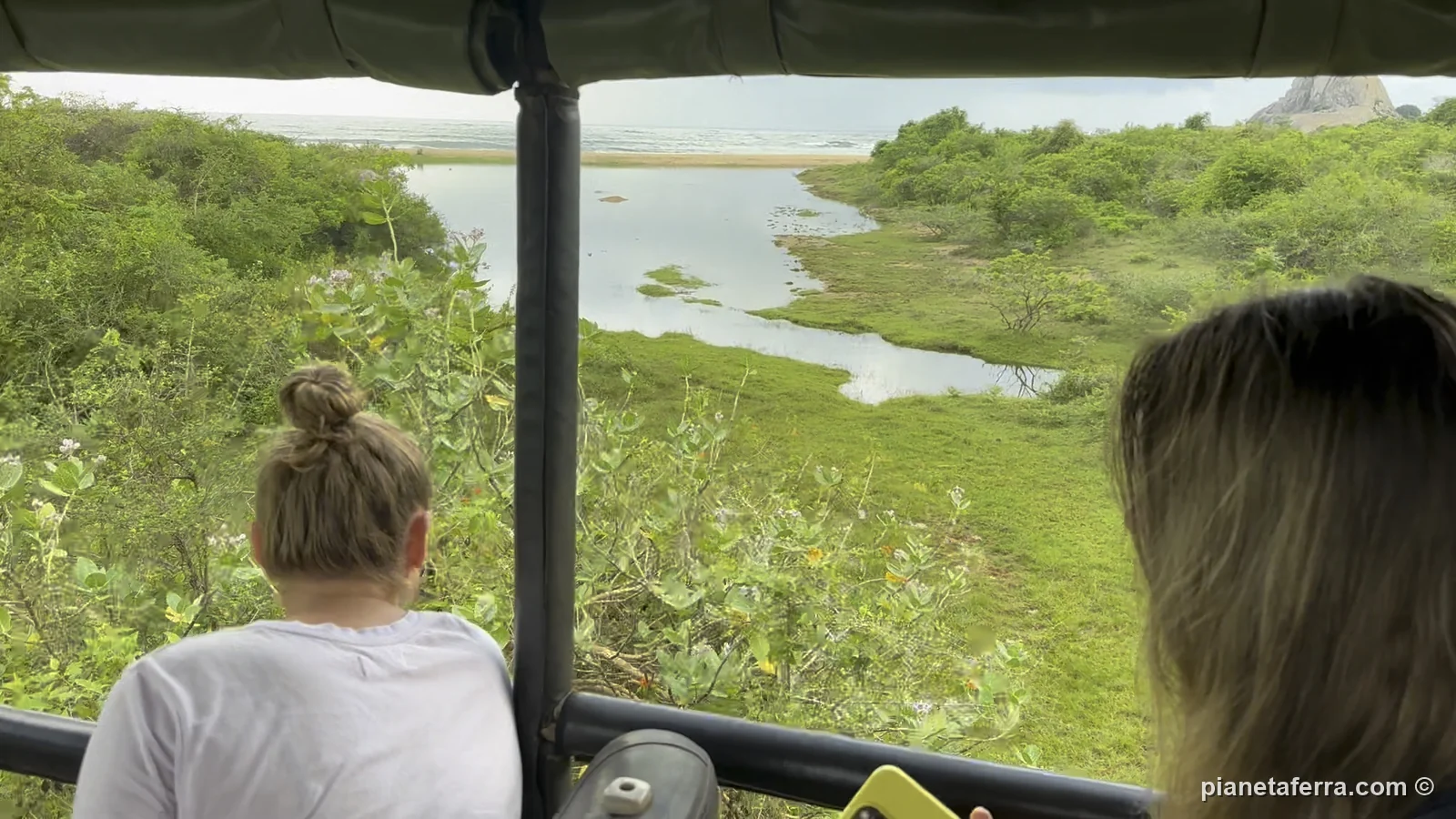Patricia guarda le lagune di Yala verso il mare dalla jeep, durante il safari del mattino, a giugno 2024