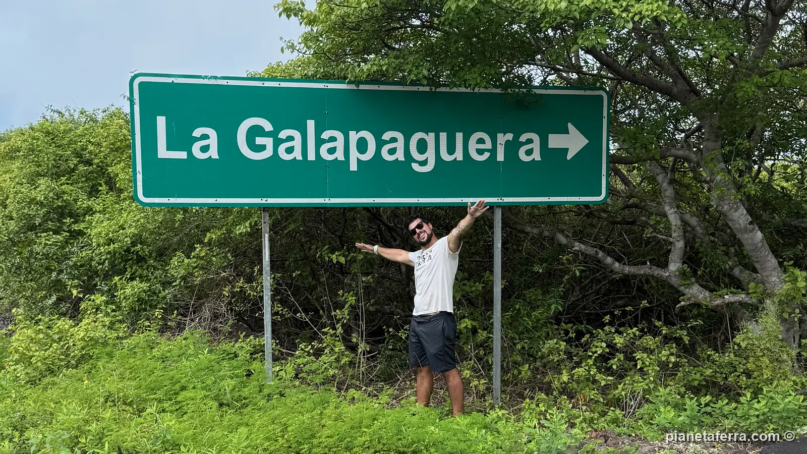 Luca sotto il cartello della Galapaguera, sugli altopiani di San Cristóbal, ad aprile 2025