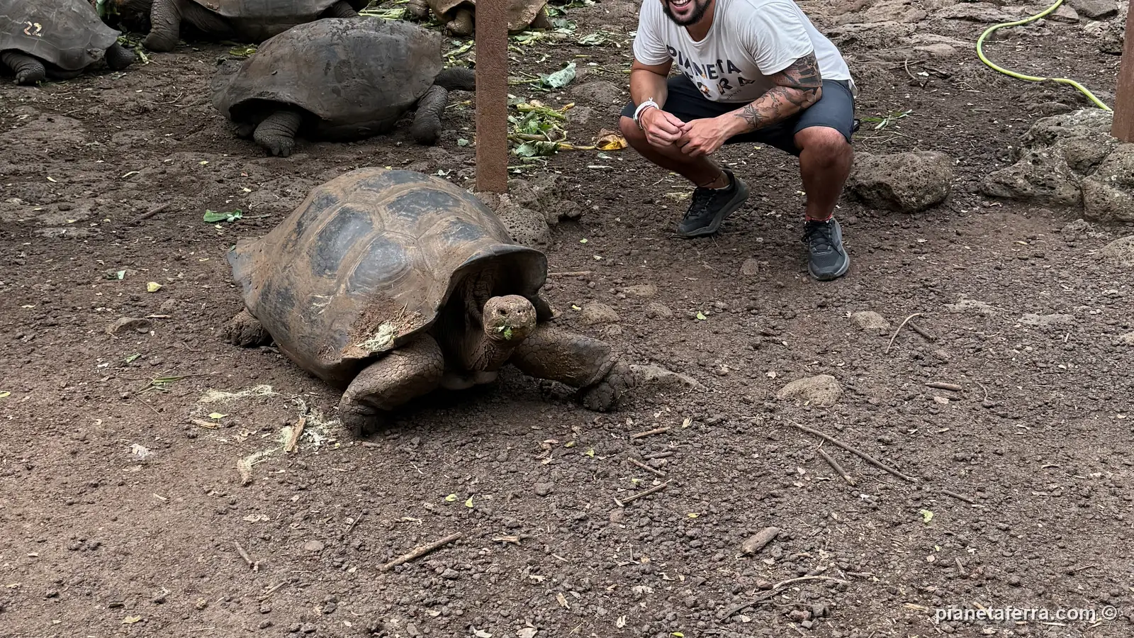 Luca accanto alle tartarughe giganti alla Galapaguera di Cerro Colorado, ad aprile 2025