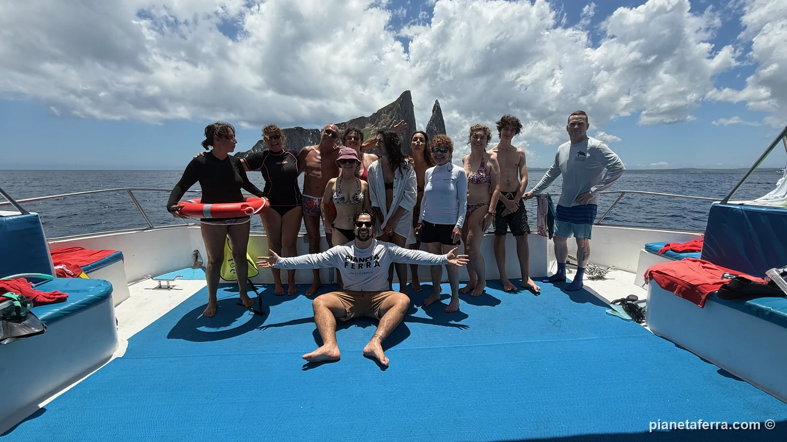 Luca con il gruppo sulla barca davanti a Kicker Rock, a marzo 2026